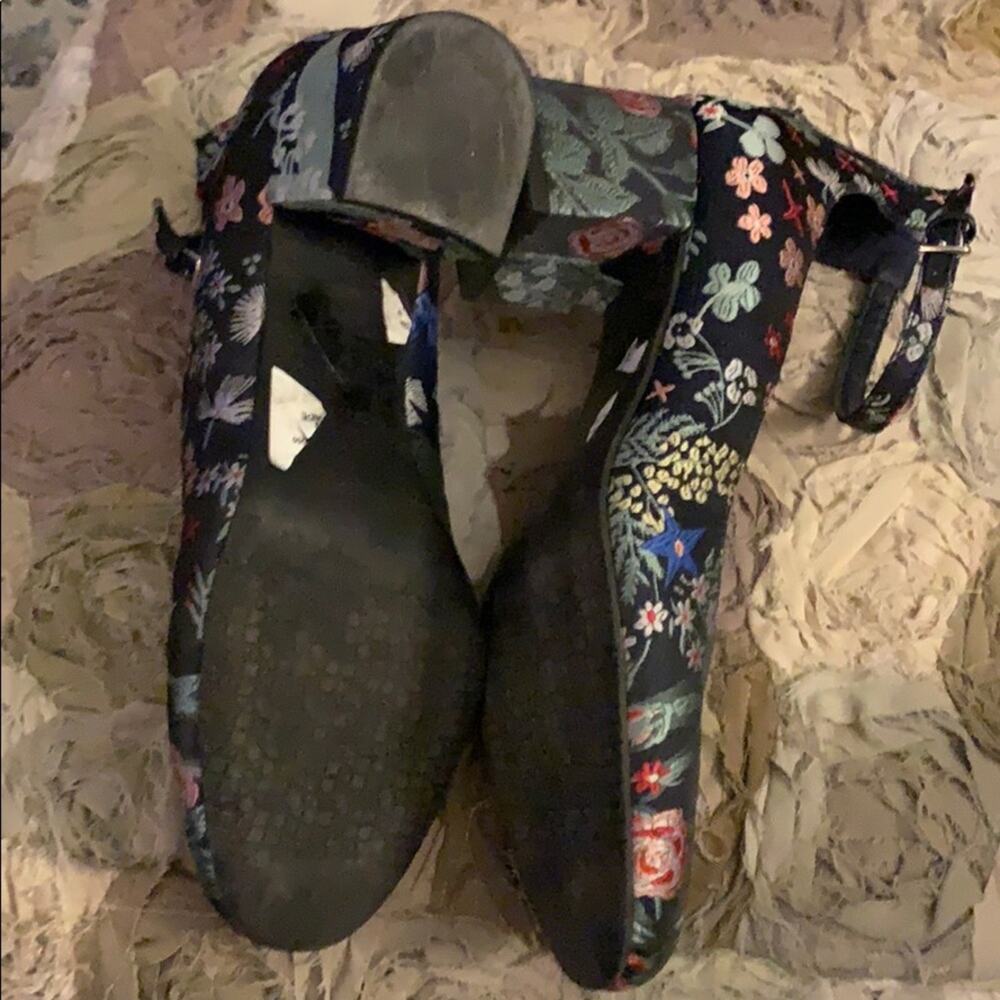 Embroidered heels - Picture 5 of 5